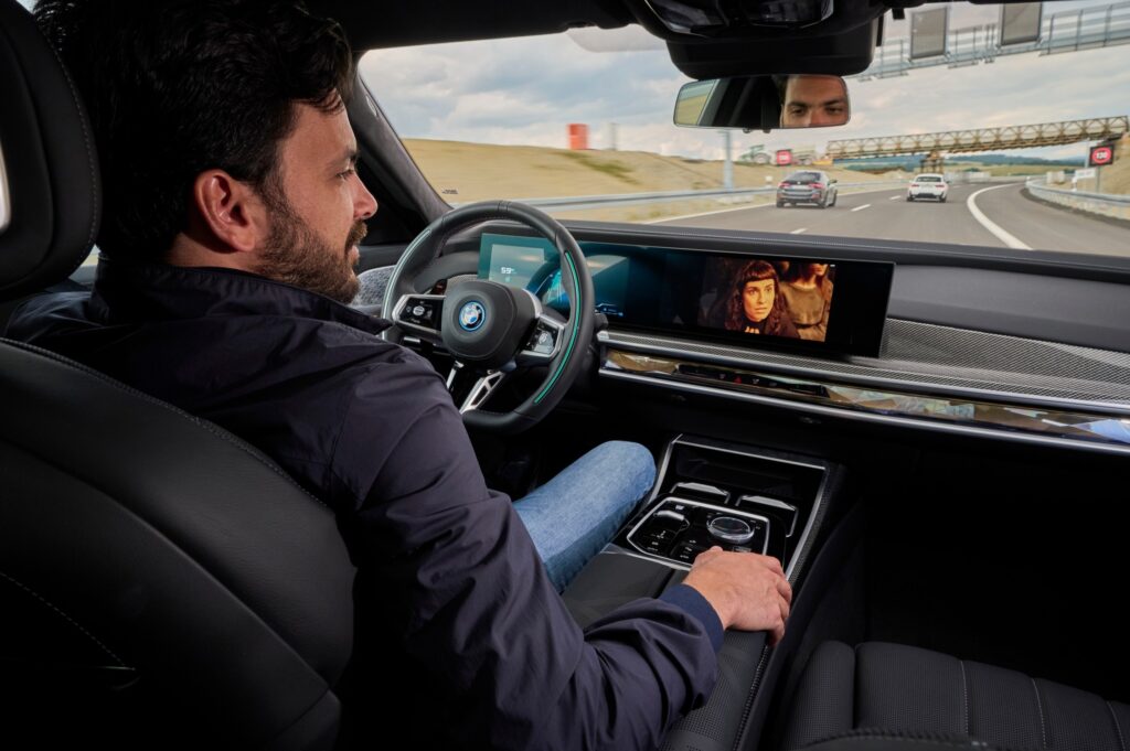BMW introduces the new 7 Series with both Level 2 and Level 3 driving assistance systems, marking a pioneering step in automated driving technology for enhanced safety and comfort.
