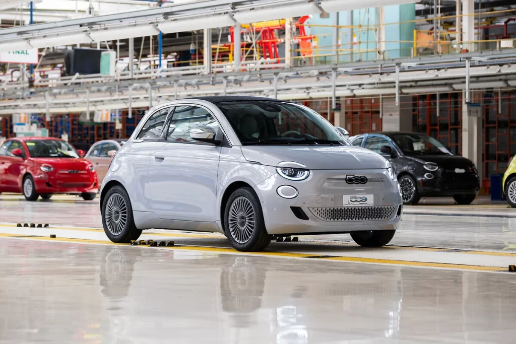 In a recent visit to the Mirafiori Plant, FIAT CEO Olivier Francois emphasized its strategic importance. The plant will produce the new Fiat 500 Ibrida, showcasing FIAT's commitment to Italian craftsmanship and innovation.
