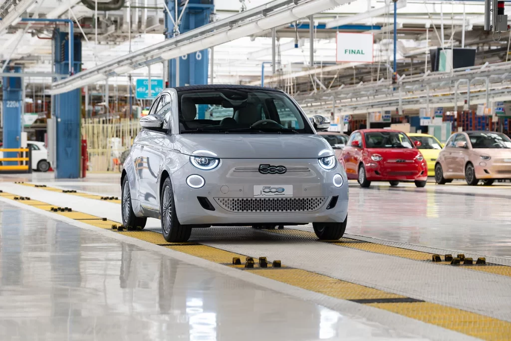 In a recent visit to the Mirafiori Plant, FIAT CEO Olivier Francois emphasized its strategic importance. The plant will produce the new Fiat 500 Ibrida, showcasing FIAT's commitment to Italian craftsmanship and innovation.