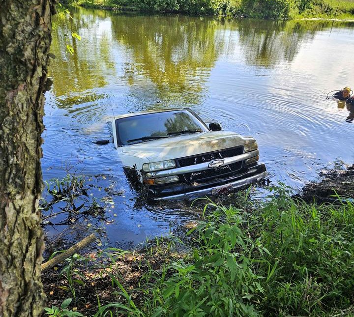Man lists his submerged Chevrolet Silverado for £1,340 after rescuing a lawnmower. Despite water damage, the engine remains intact. Perfect for those seeking a fixer-upper!