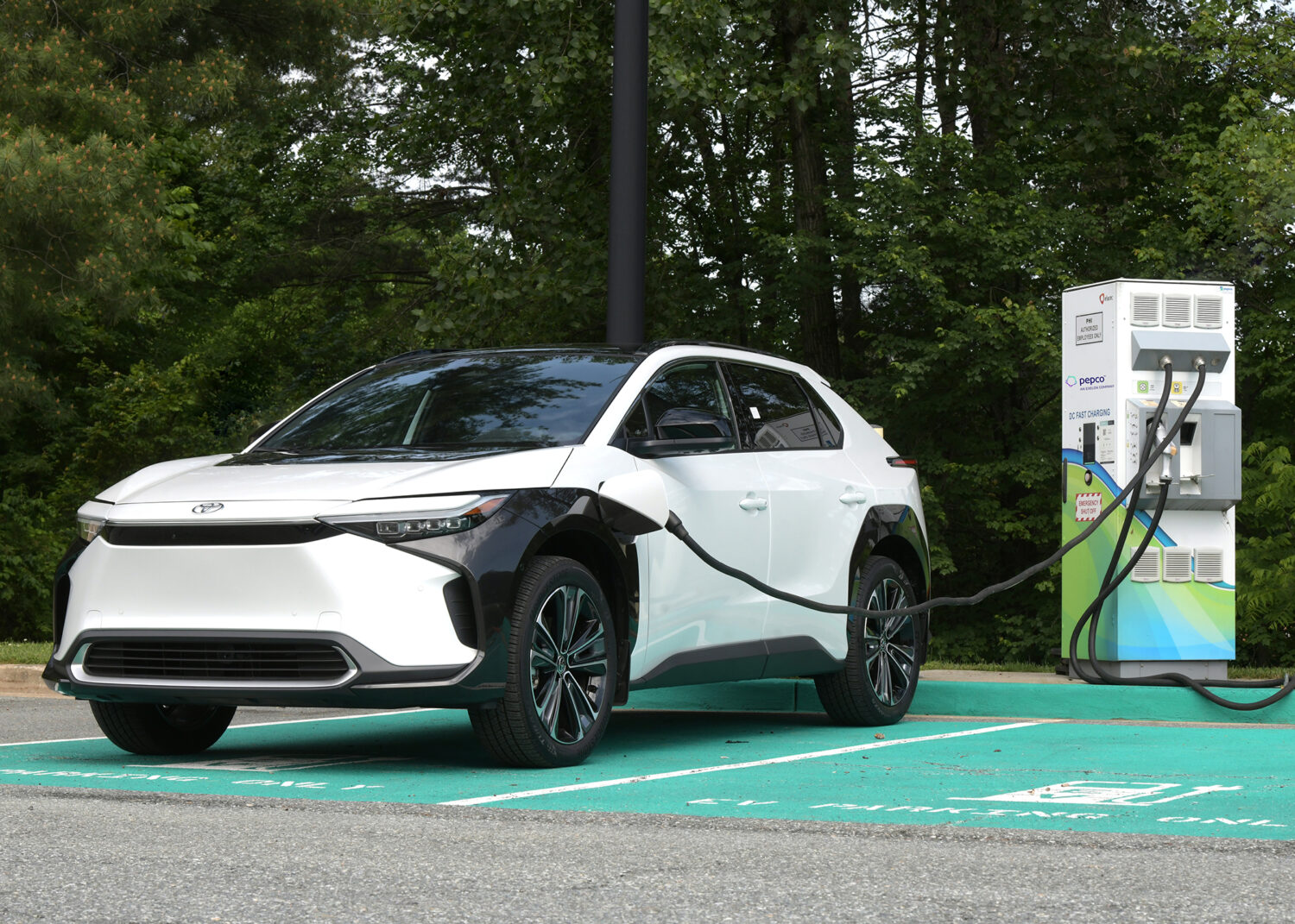 Toyota and Pepco collaborate in Maryland to advance vehicle-to-grid (V2G) technology using Toyota’s bZ4X BEV, aiming to enhance energy reliability, integrate renewables, and reduce electricity costs.