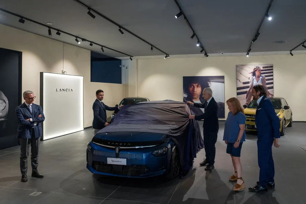 Lancia celebrates a milestone with the delivery of the first New Lancia Ypsilon Edizione Limitata Cassina, highlighting its new premium positioning and revamped dealership experience.