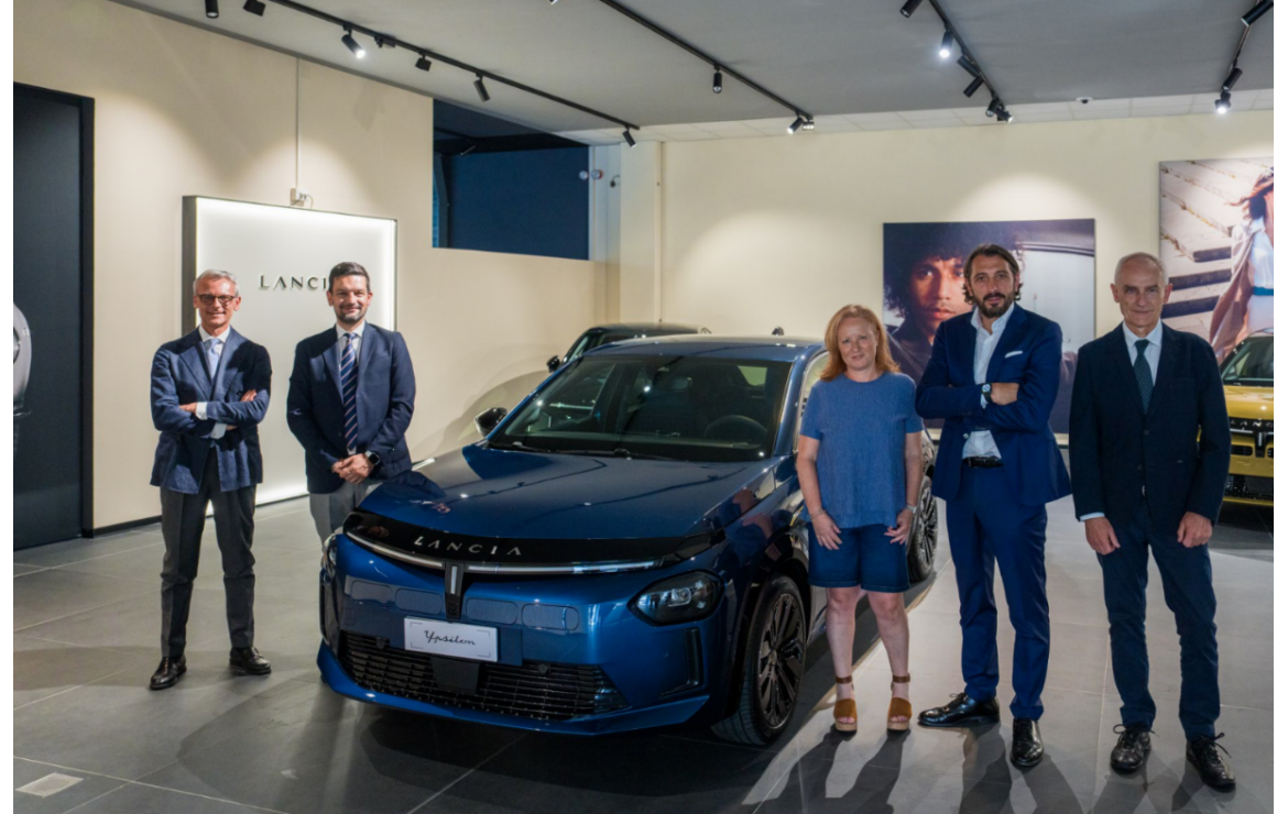 Lancia celebrates a milestone with the delivery of the first New Lancia Ypsilon Edizione Limitata Cassina, highlighting its new premium positioning and revamped dealership experience.