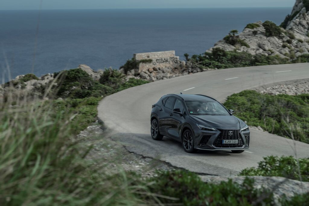 Lexus introduces a special offer for SMEs, featuring reliable hybrid vehicles, Leasing 105% plan, 1.99% insurance rate, and dedicated fleet advisors in every showroom.