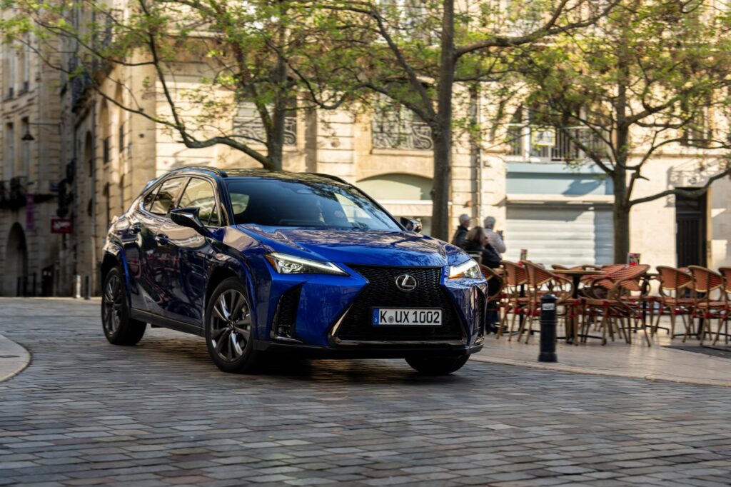 Lexus introduces a special offer for SMEs, featuring reliable hybrid vehicles, Leasing 105% plan, 1.99% insurance rate, and dedicated fleet advisors in every showroom.