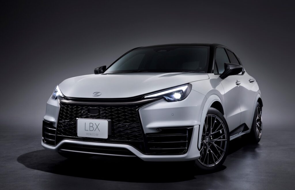 Lexus launches the LBX Morizo RR in Japan, a 305 HP city crossover with a 1.6L turbo engine and 4x4 drive. It accelerates from 0-100 km/h in 5.2 seconds with sporty driving modes.