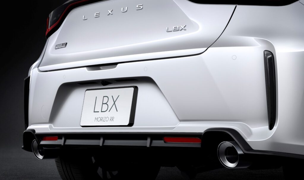 Lexus launches the LBX Morizo RR in Japan, a 305 HP city crossover with a 1.6L turbo engine and 4x4 drive. It accelerates from 0-100 km/h in 5.2 seconds with sporty driving modes.