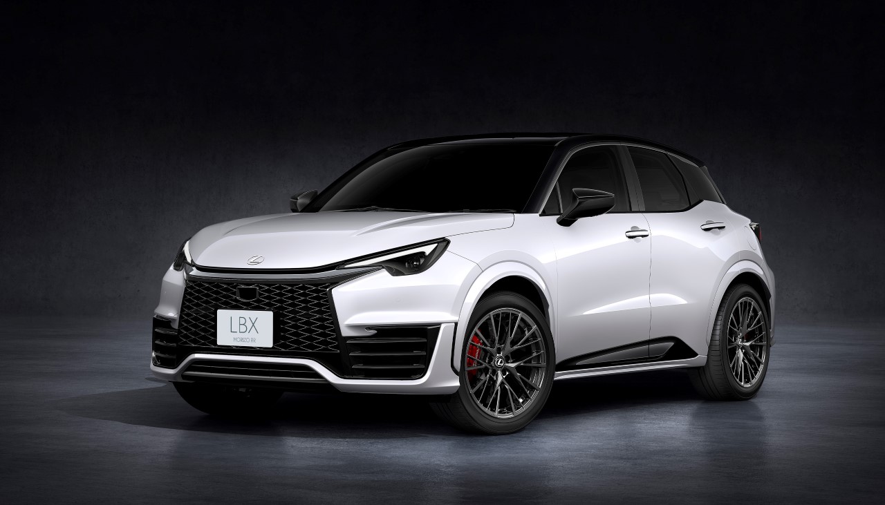 Lexus launches the LBX Morizo RR in Japan, a 305 HP city crossover with a 1.6L turbo engine and 4x4 drive. It accelerates from 0-100 km/h in 5.2 seconds with sporty driving modes.