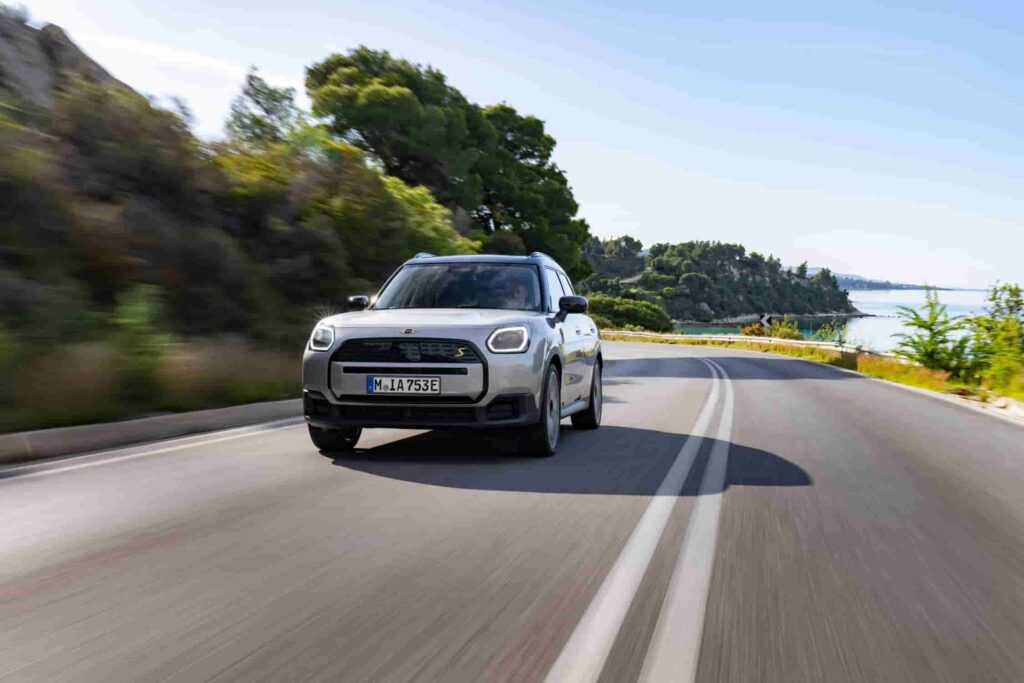 The all-electric MINI Countryman SE ALL4 features a timeless Melting Silver exterior, 313 hp, and a 432 km range. Perfect for city and off-road adventures, with 18″ rims and all-wheel drive.