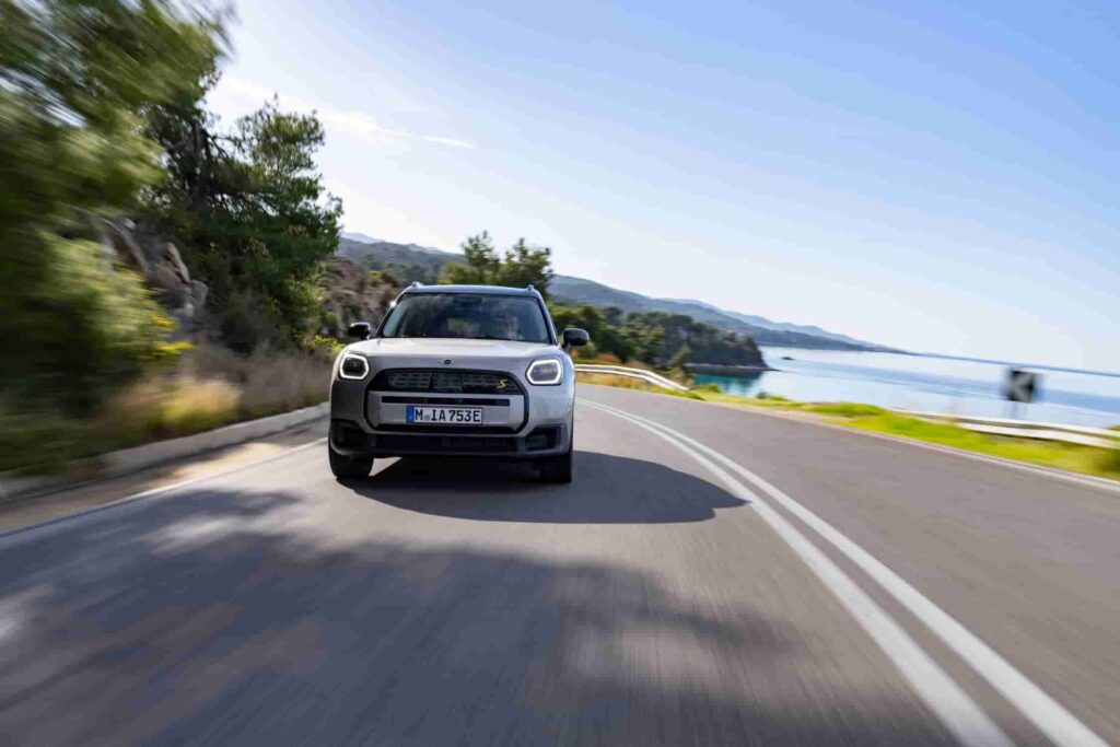 The all-electric MINI Countryman SE ALL4 features a timeless Melting Silver exterior, 313 hp, and a 432 km range. Perfect for city and off-road adventures, with 18″ rims and all-wheel drive.