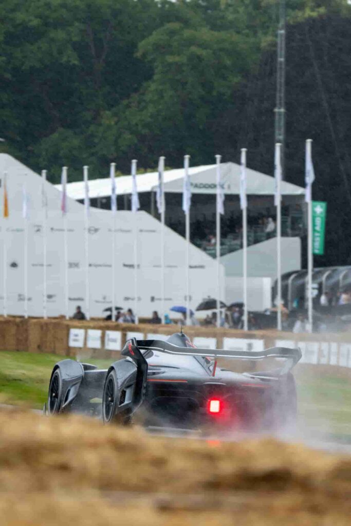 Mika Häkkinen, McLaren’s double Formula 1 World Champion, made a thrilling return to the Goodwood Festival of Speed, driving a McLaren Solus GT painted as a tribute to his 1998 title-winning MP4/13 Formula 1 car.