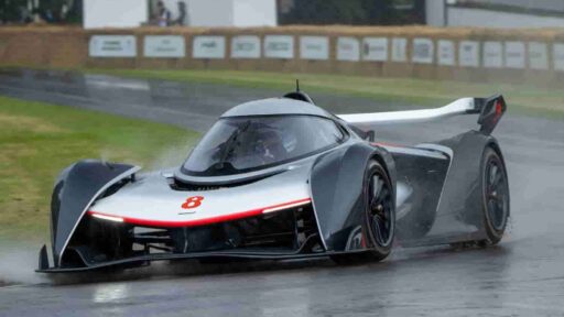 Mika Häkkinen, McLaren’s double Formula 1 World Champion, made a thrilling return to the Goodwood Festival of Speed, driving a McLaren Solus GT painted as a tribute to his 1998 title-winning MP4/13 Formula 1 car.