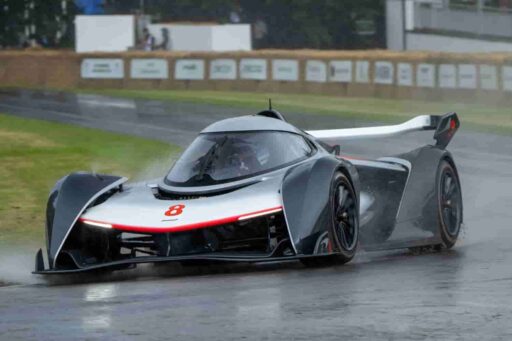 Mika Häkkinen, McLaren’s double Formula 1 World Champion, made a thrilling return to the Goodwood Festival of Speed, driving a McLaren Solus GT painted as a tribute to his 1998 title-winning MP4/13 Formula 1 car.