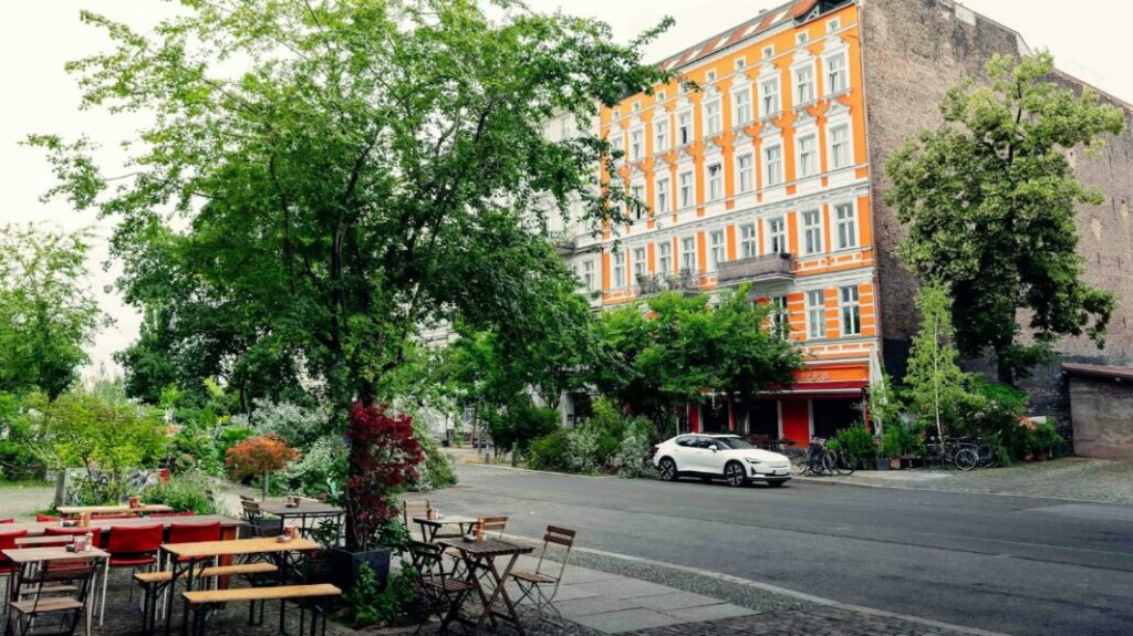 Explore Berlin in a Polestar 2 on a single charge. From historic landmarks to vibrant culture, join us for a thrilling one-day adventure through Germany's dynamic capital.