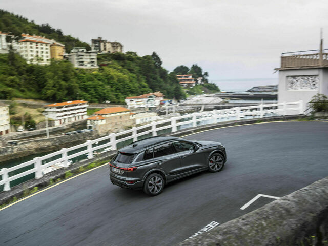 The axles of the new Audi Q6 e-tron have been refined to deliver the brand's signature driving dynamics, enhancing emotionality and driving pleasure. An augmented reality head-up display marks a significant leap in digital display technology.