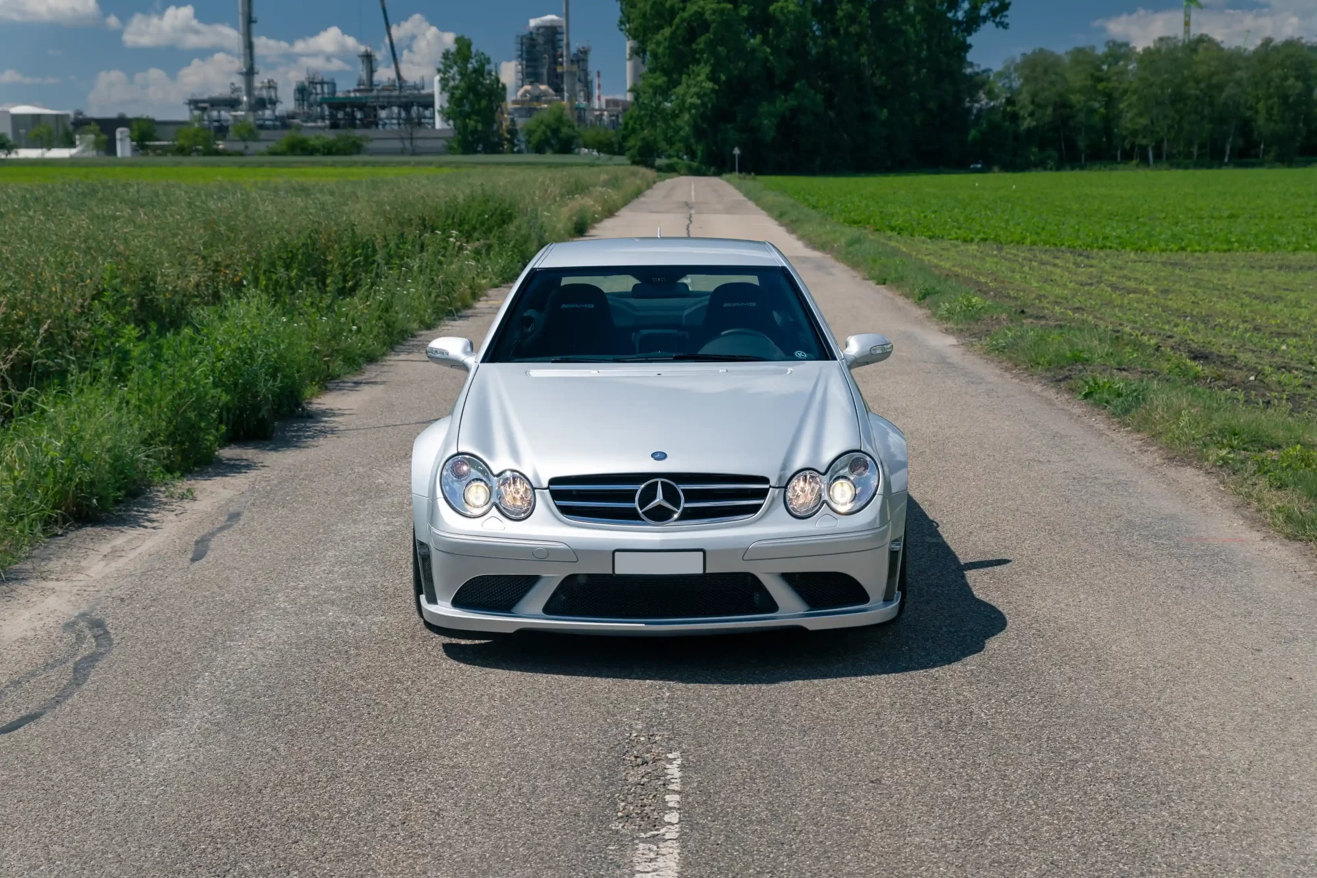 Roger Federer’s 2009 Mercedes-Benz CLK 63 AMG Black Series Coupé, auctioned for £145,000, is a rare 500bhp model with only 2,597 miles, once owned by the tennis legend.