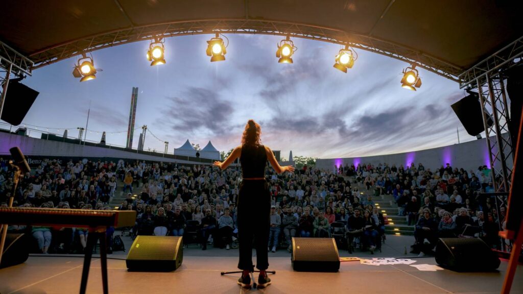 From 18 July to 18 August 2024, the Mercedes-Benz Museum will host “Urban Culture,” featuring a diverse lineup of music, dance, comedy, and performances on its open-air stage.