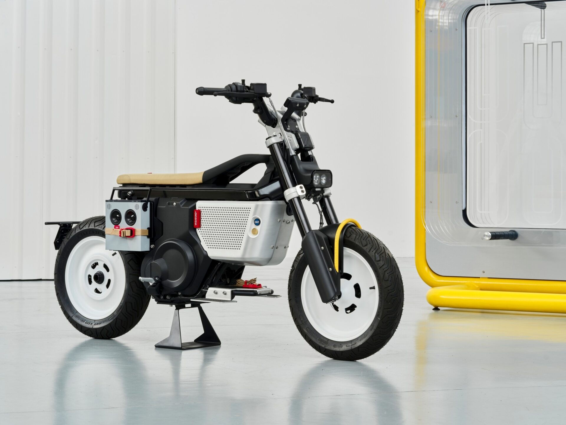 BMW Motorrad and VAGABUND introduce the BMW CE 02 x VAGABUND, an innovative eParkourer blending futuristic design with retro elements, perfect for urban environments.