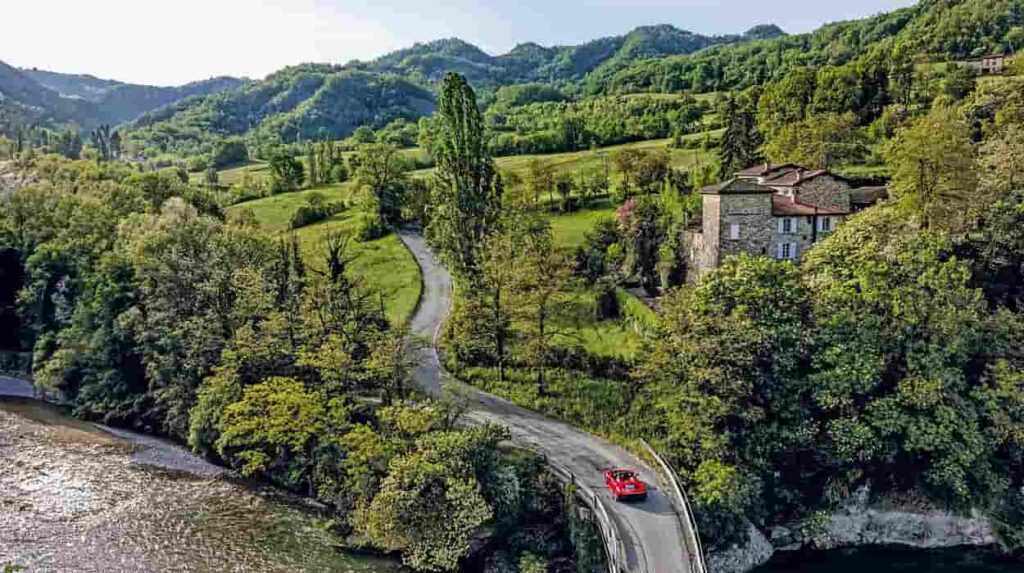 Fresh from his F1 debut, Ferrari Driver Academy’s Oliver Bearman takes the SF90 XX Spider for a thrilling test drive through the scenic roads of Emilia-Romagna.