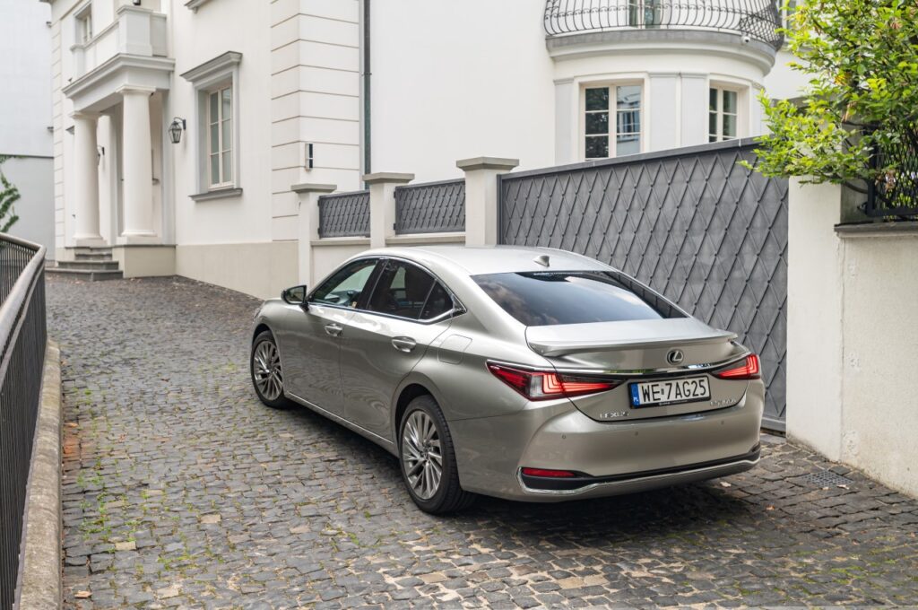 The Lexus ES, with its hybrid efficiency and luxury features, is available for businesses starting at PLN 1,490 net monthly through KINTO One Lease, offering comfort and safety in executive transport.