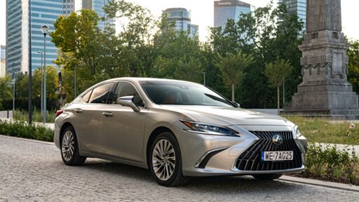 The Lexus ES, with its hybrid efficiency and luxury features, is available for businesses starting at PLN 1,490 net monthly through KINTO One Lease, offering comfort and safety in executive transport.