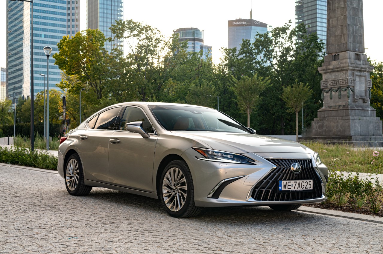 The Lexus ES, with its hybrid efficiency and luxury features, is available for businesses starting at PLN 1,490 net monthly through KINTO One Lease, offering comfort and safety in executive transport.