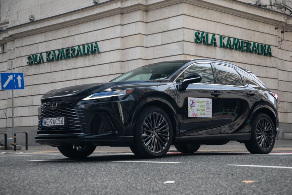 Lexus partners with the 20th "Chopin and His Europe" Festival, providing luxurious hybrid models to transport top musicians, underscoring its commitment to supporting cultural events.