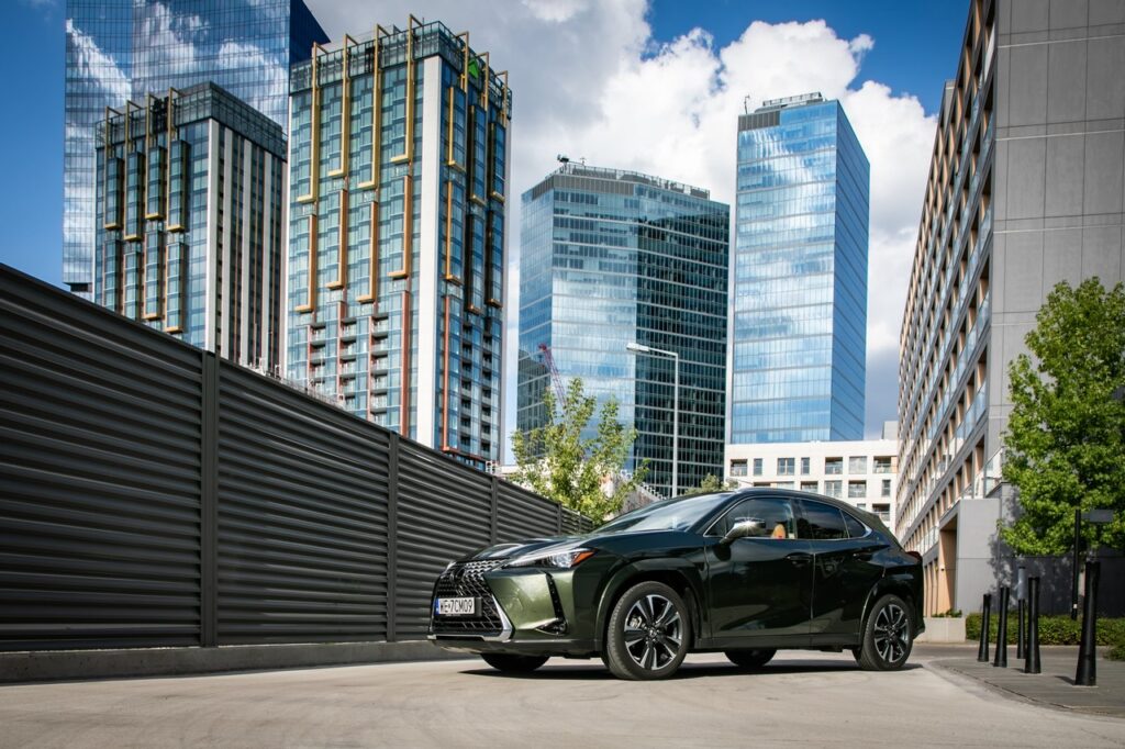 Lexus E-FOUR Intelligent 4x4 Drive enhances hybrid and plug-in hybrid crossovers with improved performance and safety, while minimizing fuel consumption through electric rear-axle power.