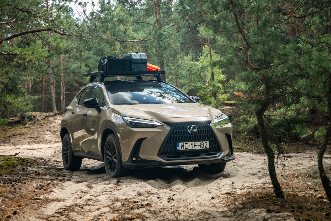 Lexus E-FOUR Intelligent 4x4 Drive enhances hybrid and plug-in hybrid crossovers with improved performance and safety, while minimizing fuel consumption through electric rear-axle power.