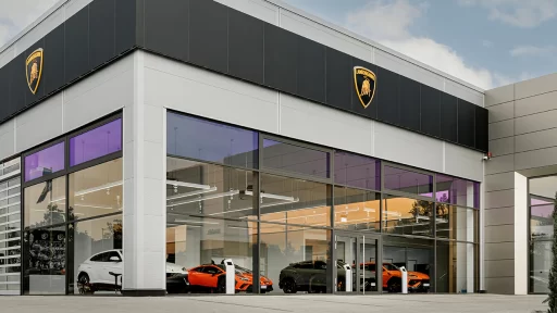 Lamborghini opens a new dealership in Hanover, featuring the brand’s latest models, hybrid innovations, and nearly limitless customization options in a modern 650-square-meter facility.