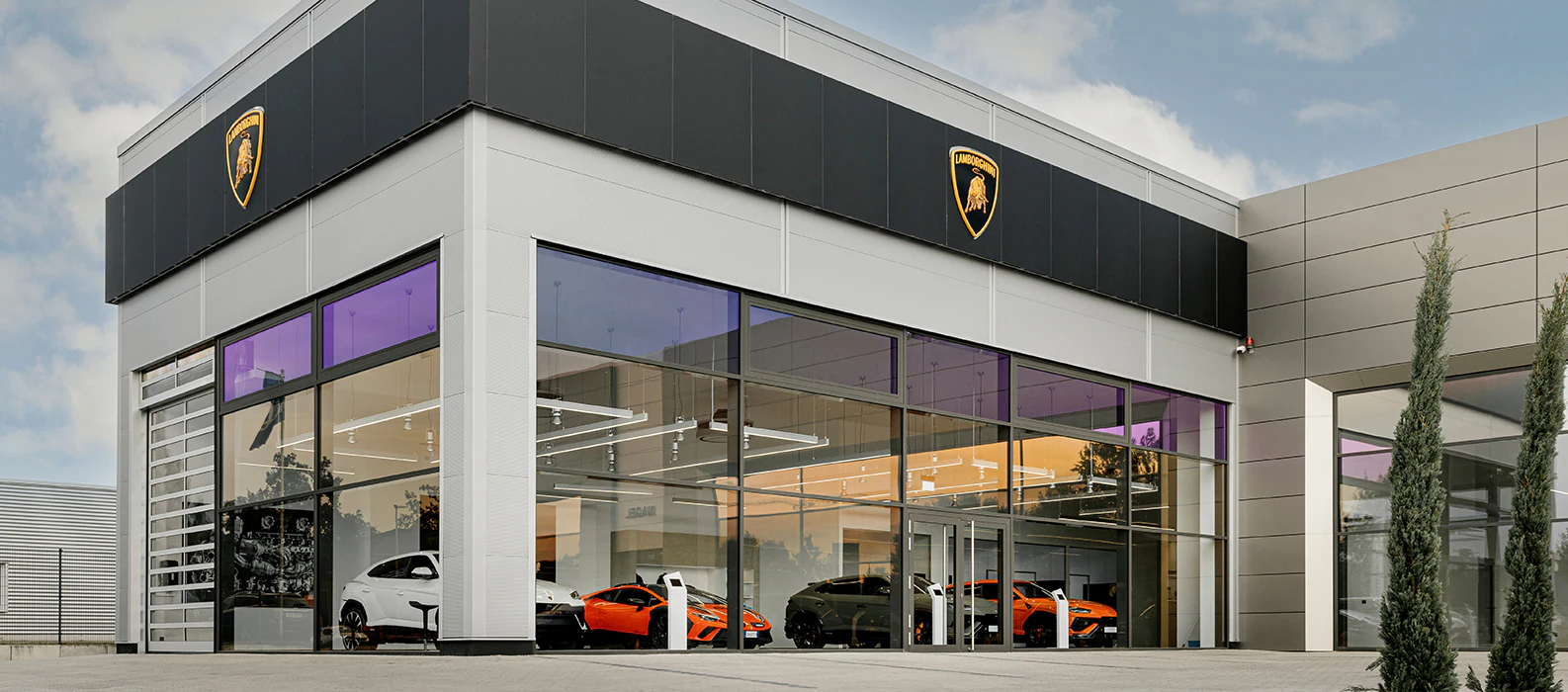 Lamborghini opens a new dealership in Hanover, featuring the brand’s latest models, hybrid innovations, and nearly limitless customization options in a modern 650-square-meter facility.