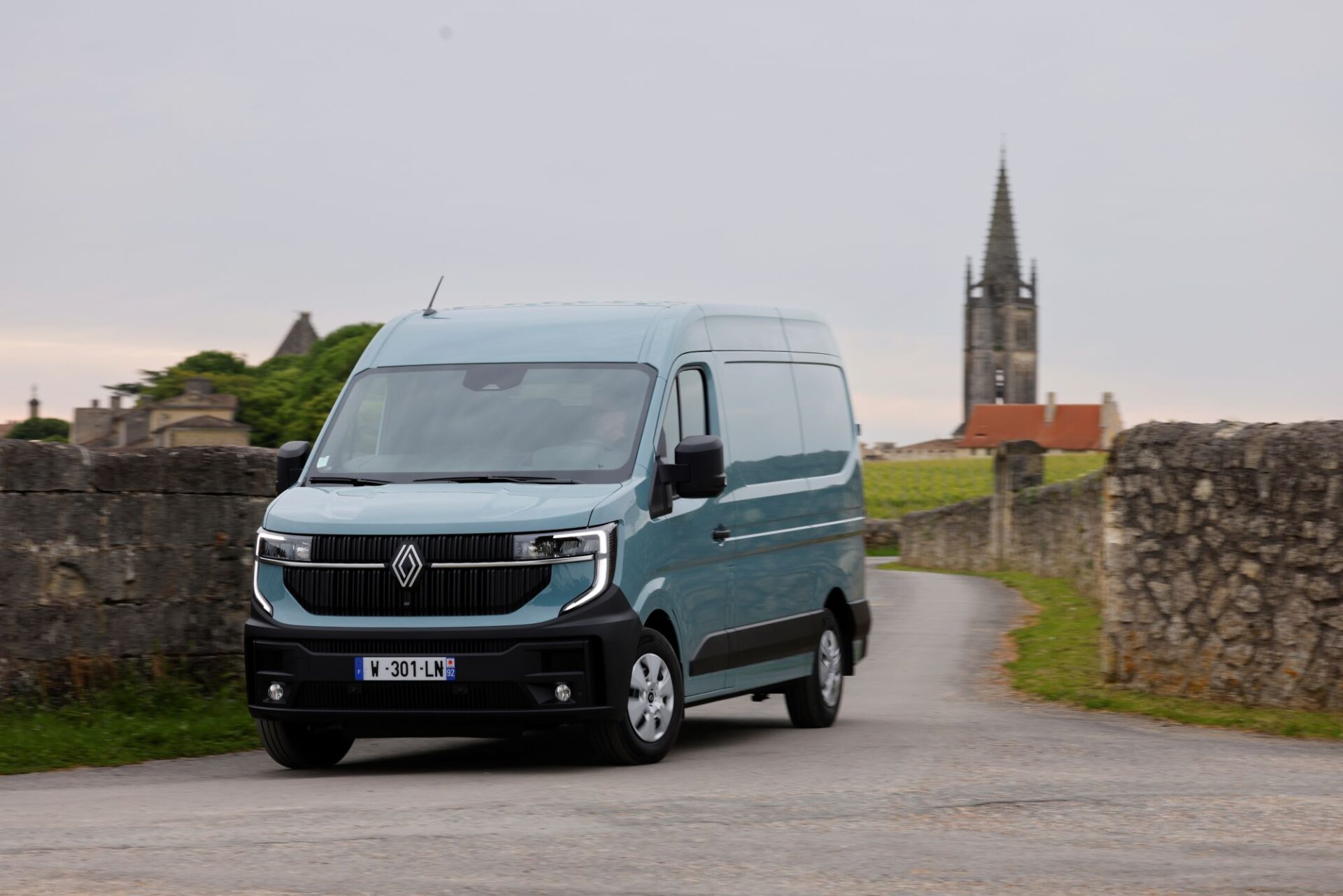 The New Renault Master has been awarded “Van of the Year 2025” at the IVOTY ceremony in Hanover for its innovative design, advanced technology, and multiple energy options.