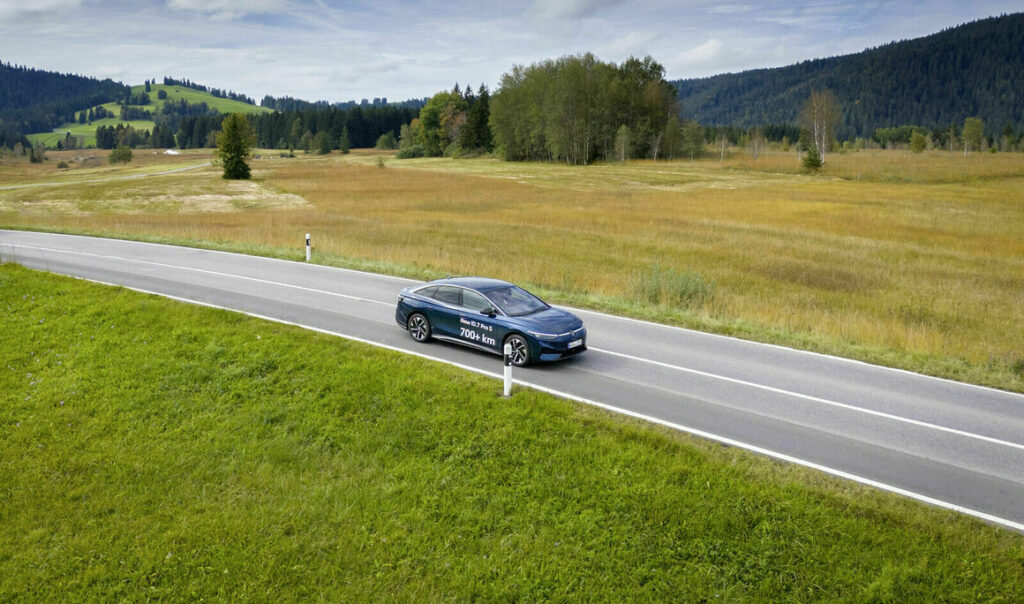 The all-electric Volkswagen ID.7 Pro S covers 794 km on a single charge, exceeding its official WLTP range, showcasing remarkable efficiency and innovative driving technology.