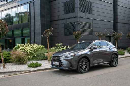 Lexus launches an end-of-year sale with price reductions of up to PLN 100,000 on selected hybrid models, including the Lexus LBX, UX, NX, ES, and RX, plus discounts on winter wheels.