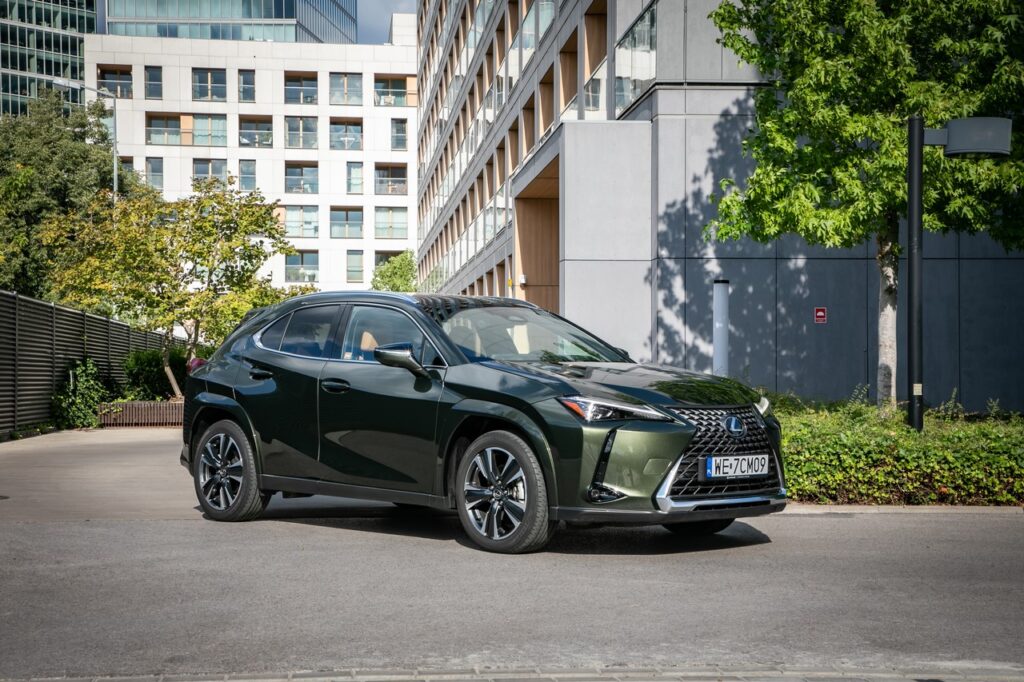 Lexus launches an end-of-year sale with price reductions of up to PLN 100,000 on selected hybrid models, including the Lexus LBX, UX, NX, ES, and RX, plus discounts on winter wheels.