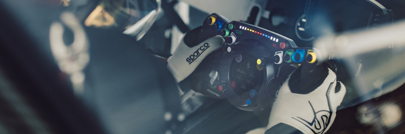 Fanatec unveils the Bentley GT3 steering wheel for sim racing, inspired by Bentley’s Pikes Peak GT3 car, featuring a self-levelling touchscreen, luxury design, and precision controls.