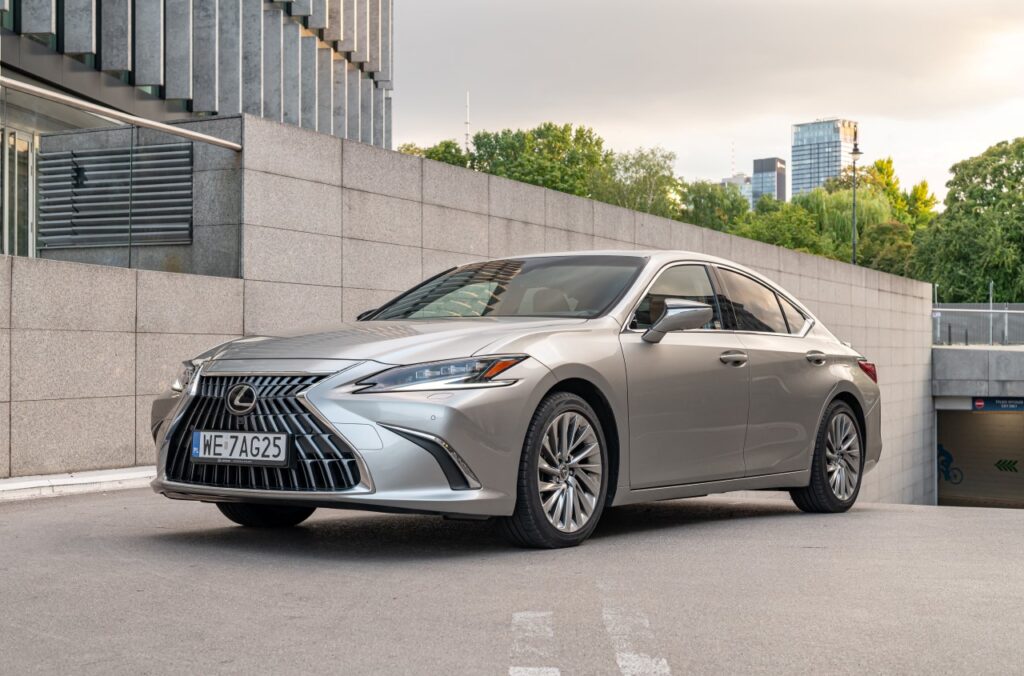 The Lexus ES celebrates 35 years as the brand’s best-selling luxury sedan, renowned for its hybrid efficiency, premium comfort, and strong appeal in the global and Polish markets.