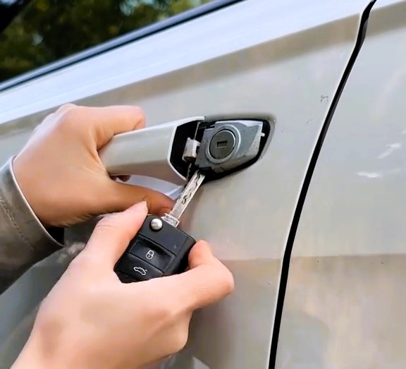 Motoring expert shares essential car hacks for emergencies, including gear shifting without brakes and unlocking doors with a dead key; viewers praise the tips.