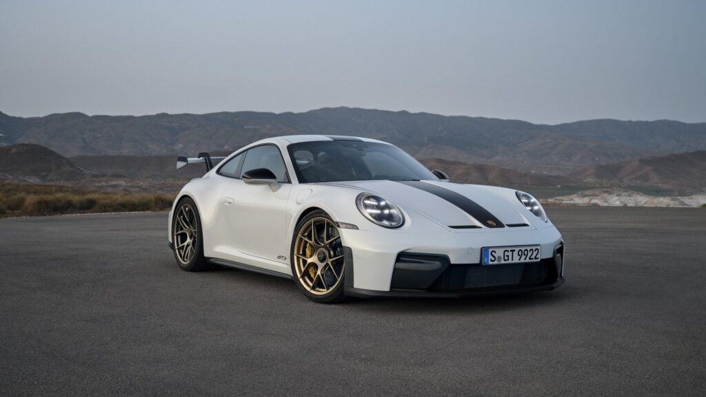 Porsche celebrates 25 years of the 911 GT3 with two new versions: the 911 GT3 and the 911 GT3 with Touring package, combining racing performance with everyday usability and customization.