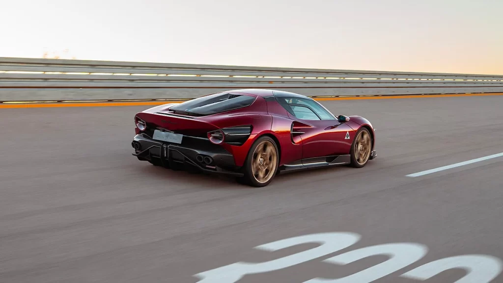 Alfa Romeo’s 33 Stradale achieves its 333 km/h top speed during dynamic testing at Nardò, showcasing cutting-edge engineering, precision handling, and supercar performance.