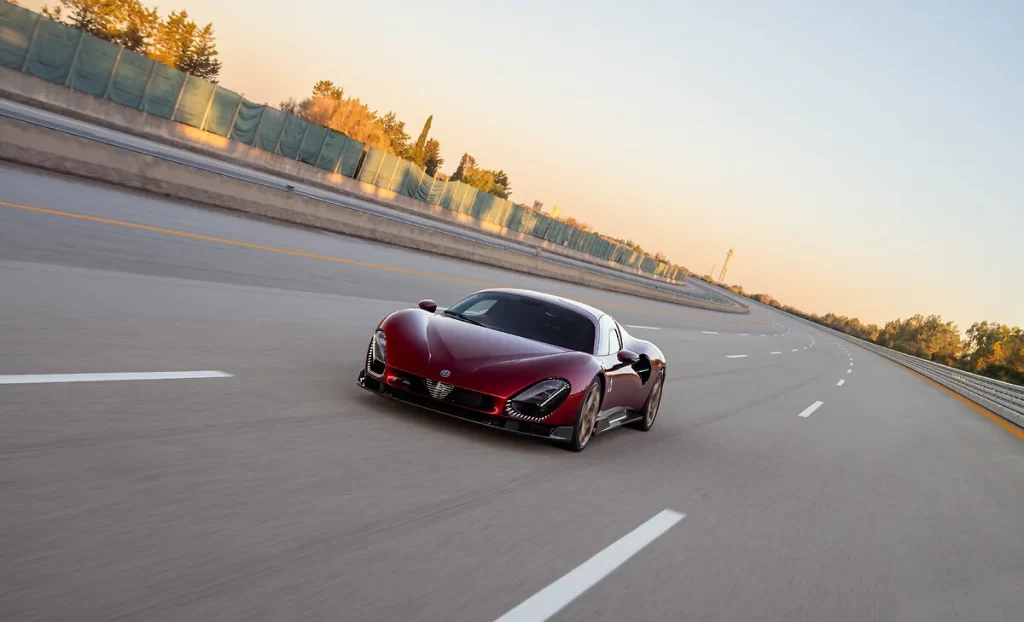 Alfa Romeo’s 33 Stradale achieves its 333 km/h top speed during dynamic testing at Nardò, showcasing cutting-edge engineering, precision handling, and supercar performance.