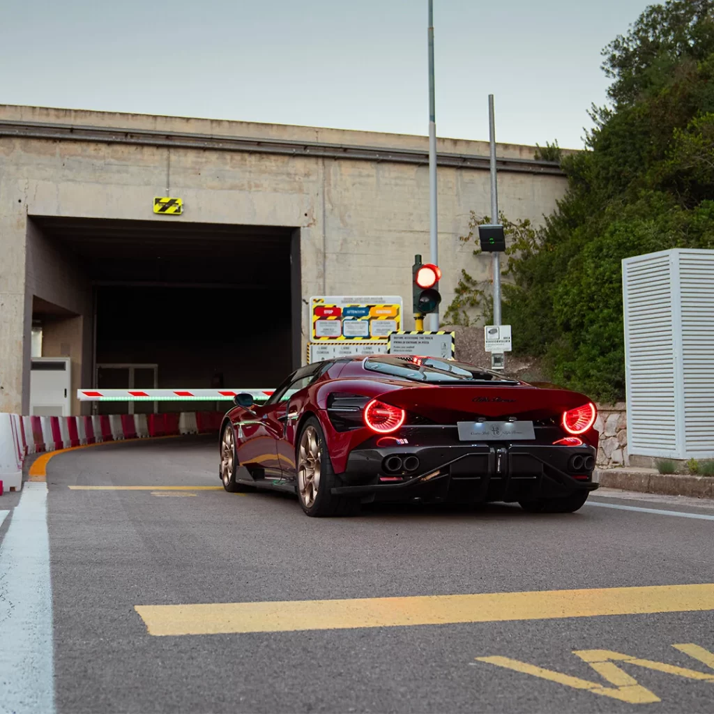 Alfa Romeo’s 33 Stradale achieves its 333 km/h top speed during dynamic testing at Nardò, showcasing cutting-edge engineering, precision handling, and supercar performance.