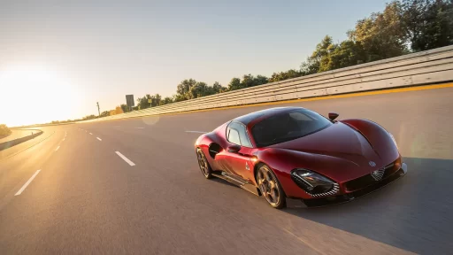 Alfa Romeo’s 33 Stradale achieves its 333 km/h top speed during dynamic testing at Nardò, showcasing cutting-edge engineering, precision handling, and supercar performance.