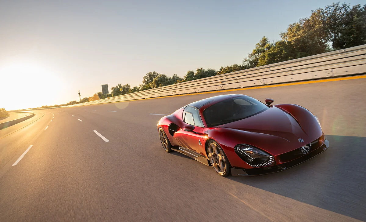 Alfa Romeo’s 33 Stradale achieves its 333 km/h top speed during dynamic testing at Nardò, showcasing cutting-edge engineering, precision handling, and supercar performance.