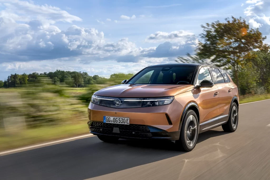 Opel’s new Grandland SUV wins the 2024 Golden Steering Wheel Award as the best car under €50,000, praised for its innovative design, tech features, and electrified options.