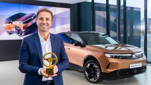 Opel’s new Grandland SUV wins the 2024 Golden Steering Wheel Award as the best car under €50,000, praised for its innovative design, tech features, and electrified options.