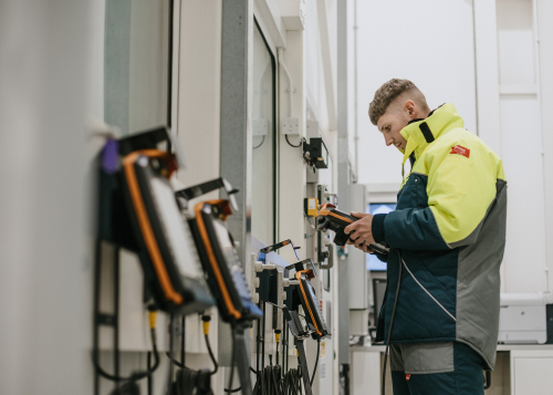 JLR's Rudy the Robot tests vehicle doors in extreme conditions, ensuring luxury and durability with 84,000 cycles in temperatures from -40°C to 82°C this holiday season.