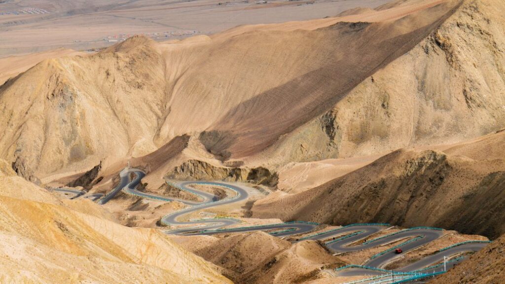 Nguyen Hoang Anh’s 33,000 km journey in a Porsche 911 Dakar spanned Vietnam, Mongolia, and China, showcasing the car’s resilience across diverse terrains and climates.