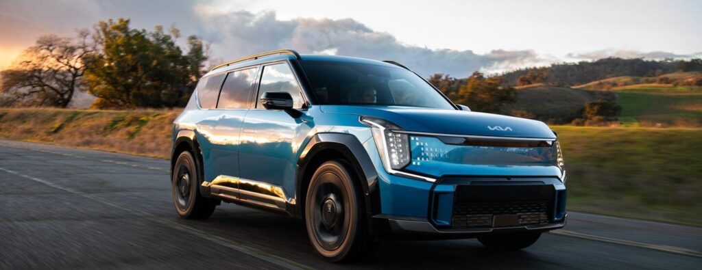 The 2025 Kia EV9 wins Edmunds’ Top Rated Electric SUV award for the second year, praised for its spacious design, versatility, value, and outstanding performance.