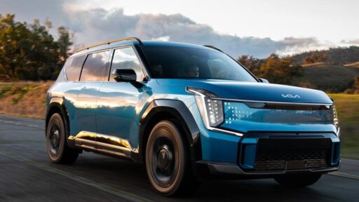 The 2025 Kia EV9 wins Edmunds’ Top Rated Electric SUV award for the second year, praised for its spacious design, versatility, value, and outstanding performance.